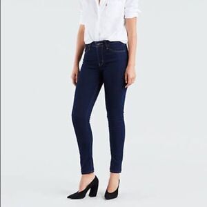 ⭐️ Levi’s 721 High Rise Dark Wash Skinny Jean